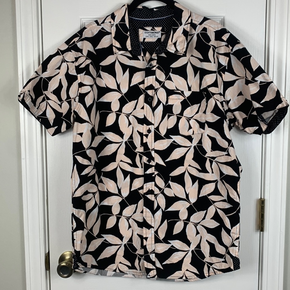 Eight Avenue black short sleeved shirt size large button down. Lite peach flower